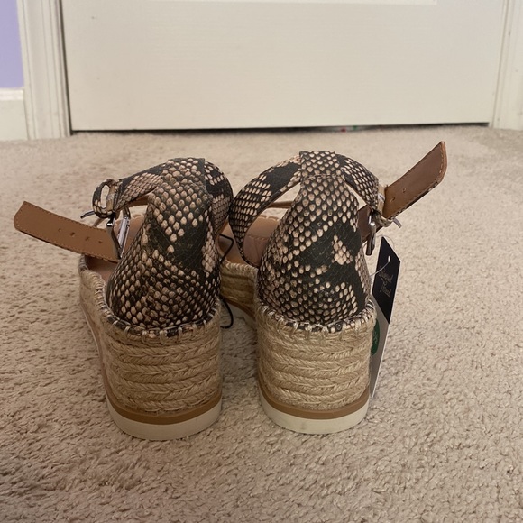 Universal Thread Wedge Sandals - Picture 3 of 5